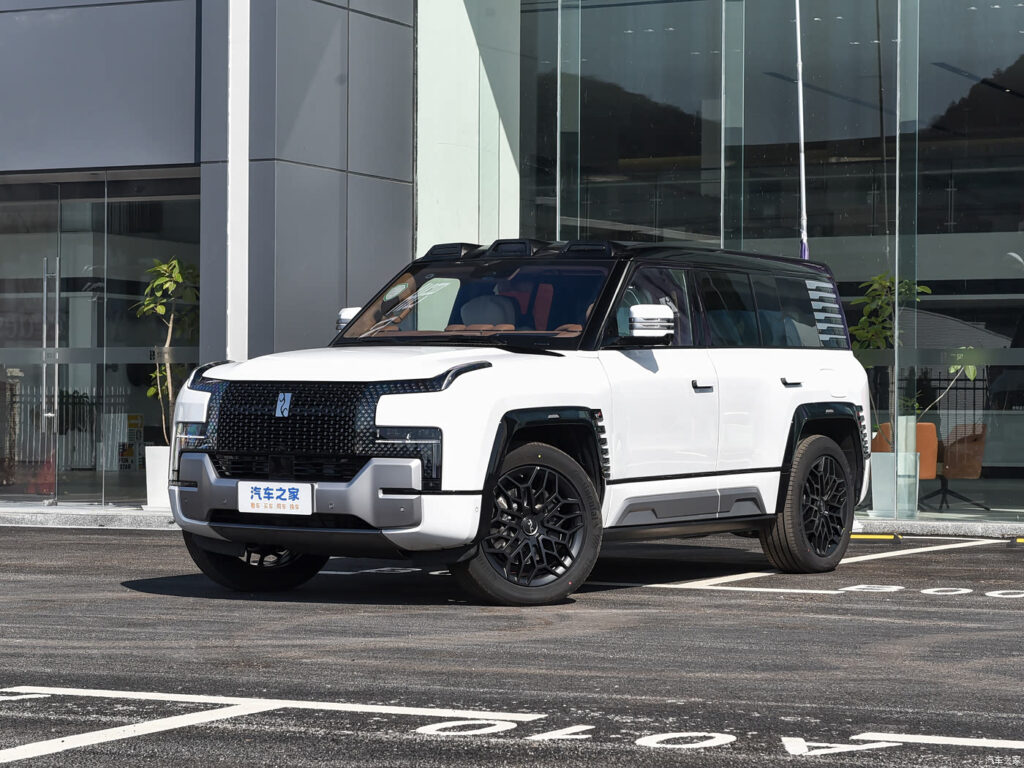 Yangwang U8 2024